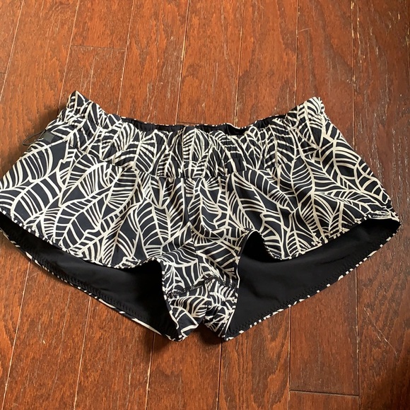 Lululemon reversible shorts - Picture 6 of 6